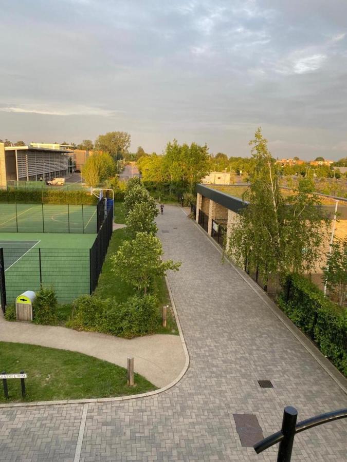 Contemporary Trumpington Apartment With Self Check-In ,Free On-Site Parking, Terrace, Super Fast Wifi & 5 Mins Drive To Papworth & Addenbrookes Hospitals Cambridge  Esterno foto