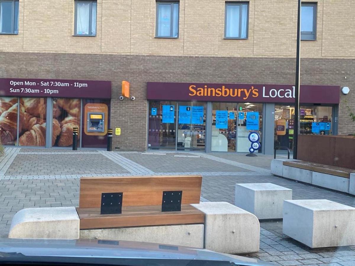 Contemporary Trumpington Apartment With Self Check-In ,Free On-Site Parking, Terrace, Super Fast Wifi & 5 Mins Drive To Papworth & Addenbrookes Hospitals Cambridge  Esterno foto