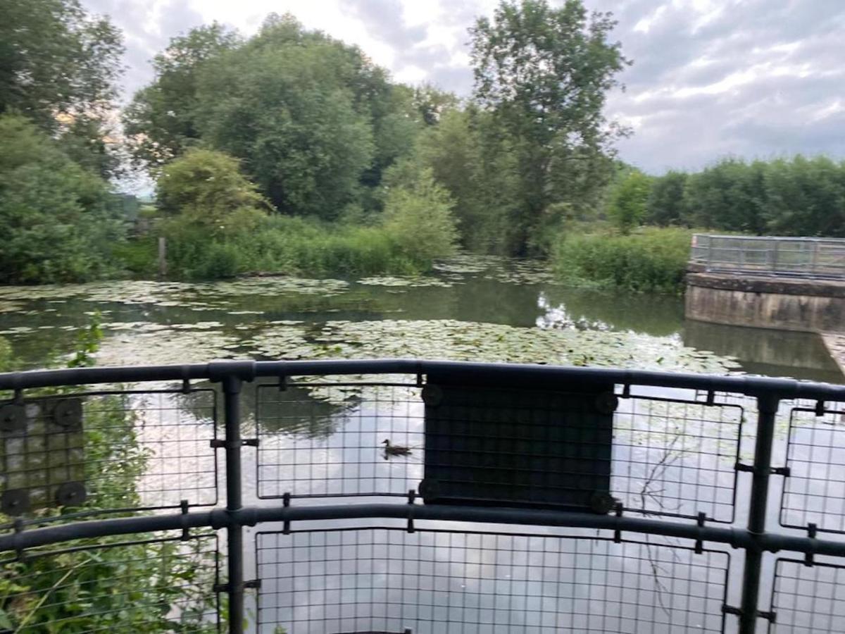 Contemporary Trumpington Apartment With Self Check-In ,Free On-Site Parking, Terrace, Super Fast Wifi & 5 Mins Drive To Papworth & Addenbrookes Hospitals Cambridge  Esterno foto
