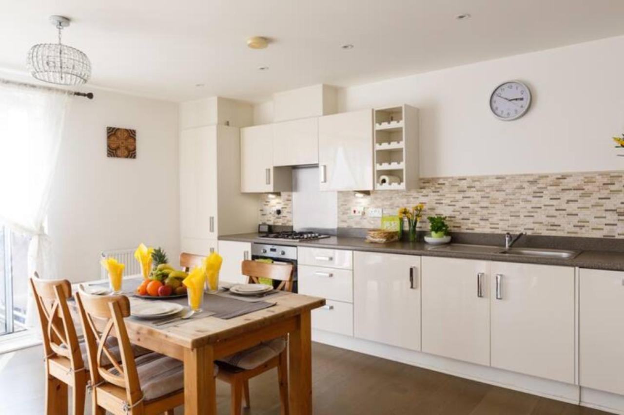 Contemporary Trumpington Apartment With Self Check-In ,Free On-Site Parking, Terrace, Super Fast Wifi & 5 Mins Drive To Papworth & Addenbrookes Hospitals Cambridge  Esterno foto