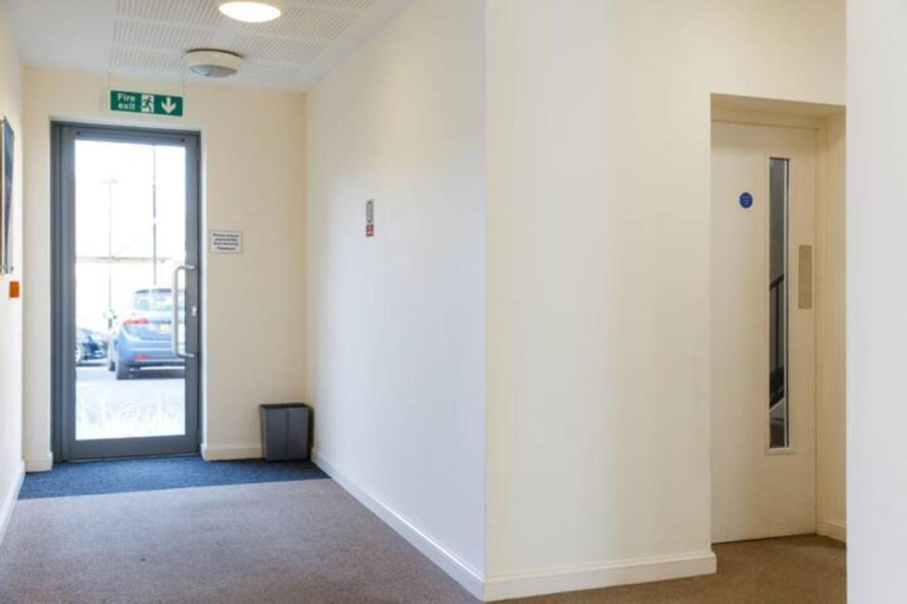 Contemporary Trumpington Apartment With Self Check-In ,Free On-Site Parking, Terrace, Super Fast Wifi & 5 Mins Drive To Papworth & Addenbrookes Hospitals Cambridge  Esterno foto