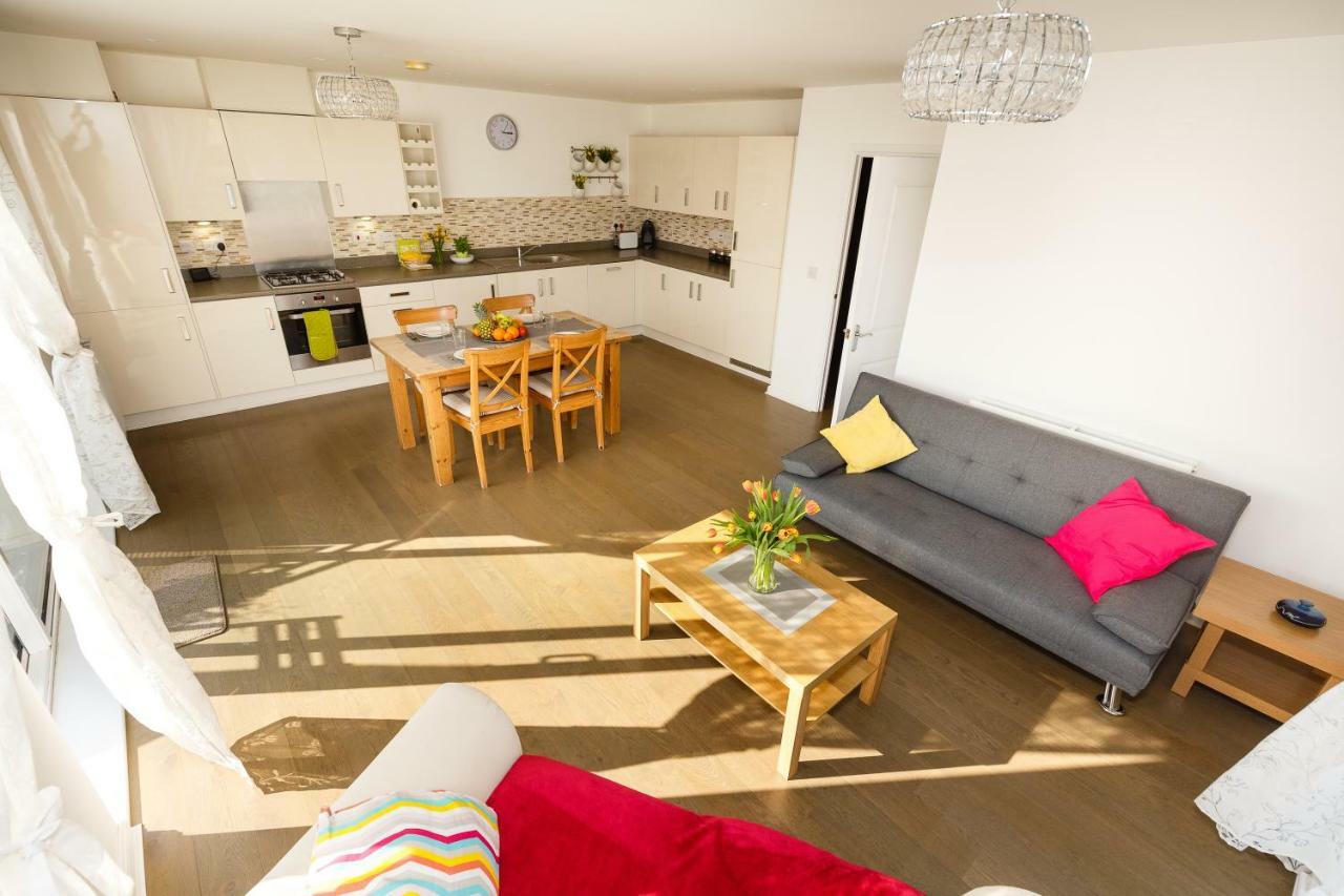 Contemporary Trumpington Apartment With Self Check-In ,Free On-Site Parking, Terrace, Super Fast Wifi & 5 Mins Drive To Papworth & Addenbrookes Hospitals Cambridge  Esterno foto