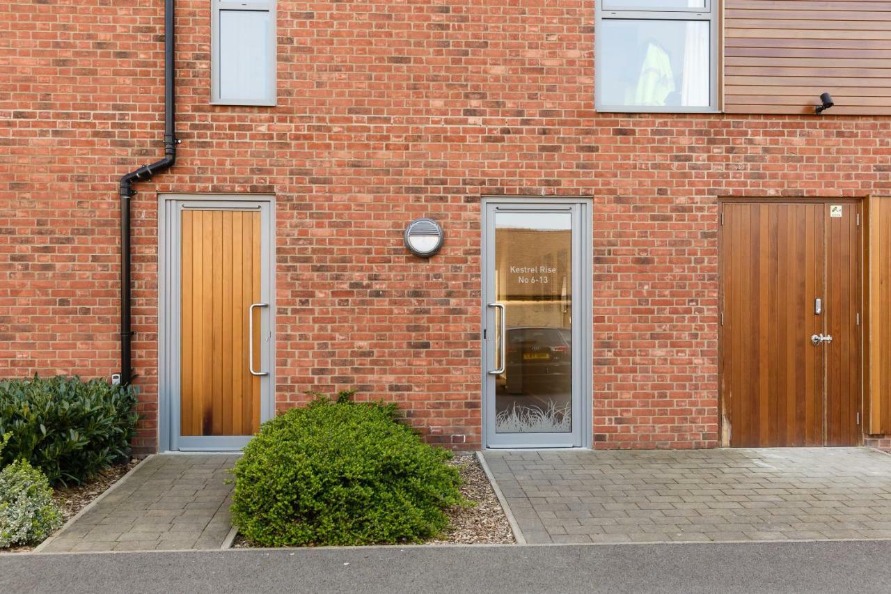 Contemporary Trumpington Apartment With Self Check-In ,Free On-Site Parking, Terrace, Super Fast Wifi & 5 Mins Drive To Papworth & Addenbrookes Hospitals Cambridge  Esterno foto