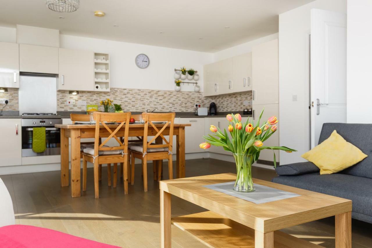 Contemporary Trumpington Apartment With Self Check-In ,Free On-Site Parking, Terrace, Super Fast Wifi & 5 Mins Drive To Papworth & Addenbrookes Hospitals Cambridge  Esterno foto