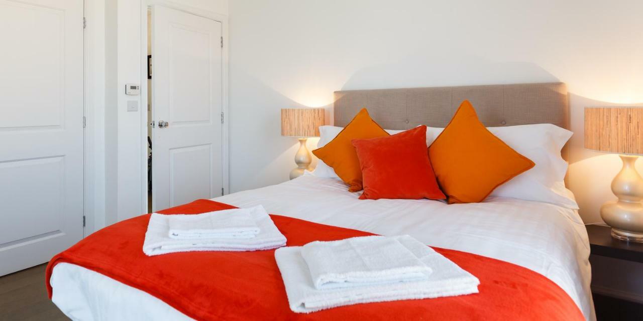 Contemporary Trumpington Apartment With Self Check-In ,Free On-Site Parking, Terrace, Super Fast Wifi & 5 Mins Drive To Papworth & Addenbrookes Hospitals Cambridge  Esterno foto
