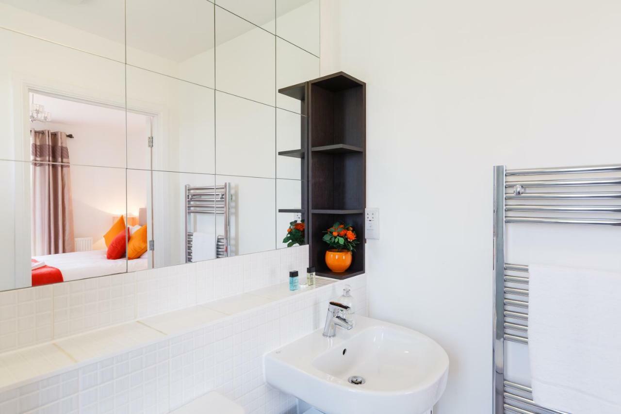 Contemporary Trumpington Apartment With Self Check-In ,Free On-Site Parking, Terrace, Super Fast Wifi & 5 Mins Drive To Papworth & Addenbrookes Hospitals Cambridge  Esterno foto