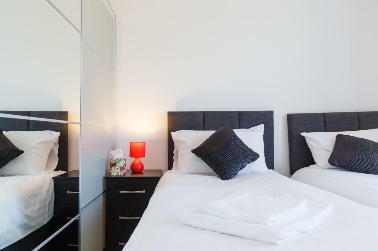 Contemporary Trumpington Apartment With Self Check-In ,Free On-Site Parking, Terrace, Super Fast Wifi & 5 Mins Drive To Papworth & Addenbrookes Hospitals Cambridge  Esterno foto
