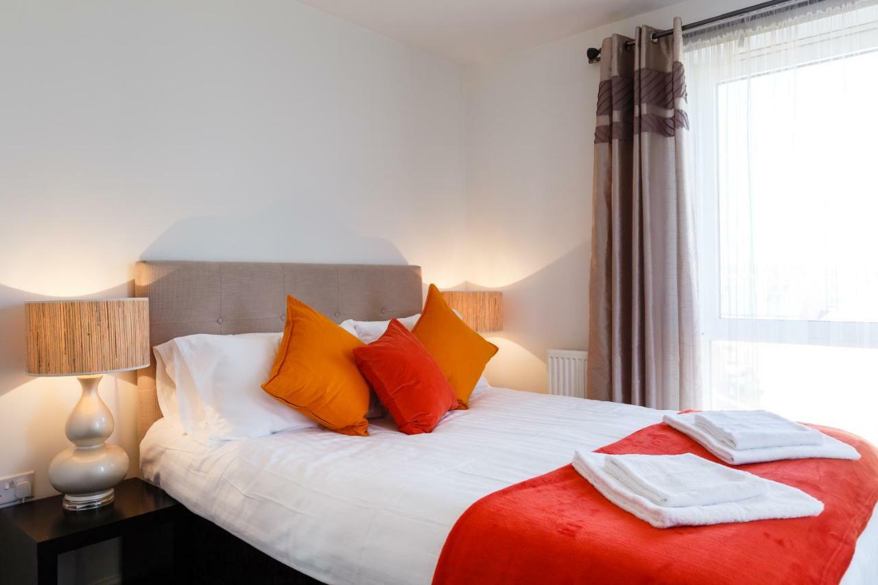Contemporary Trumpington Apartment With Self Check-In ,Free On-Site Parking, Terrace, Super Fast Wifi & 5 Mins Drive To Papworth & Addenbrookes Hospitals Cambridge  Esterno foto
