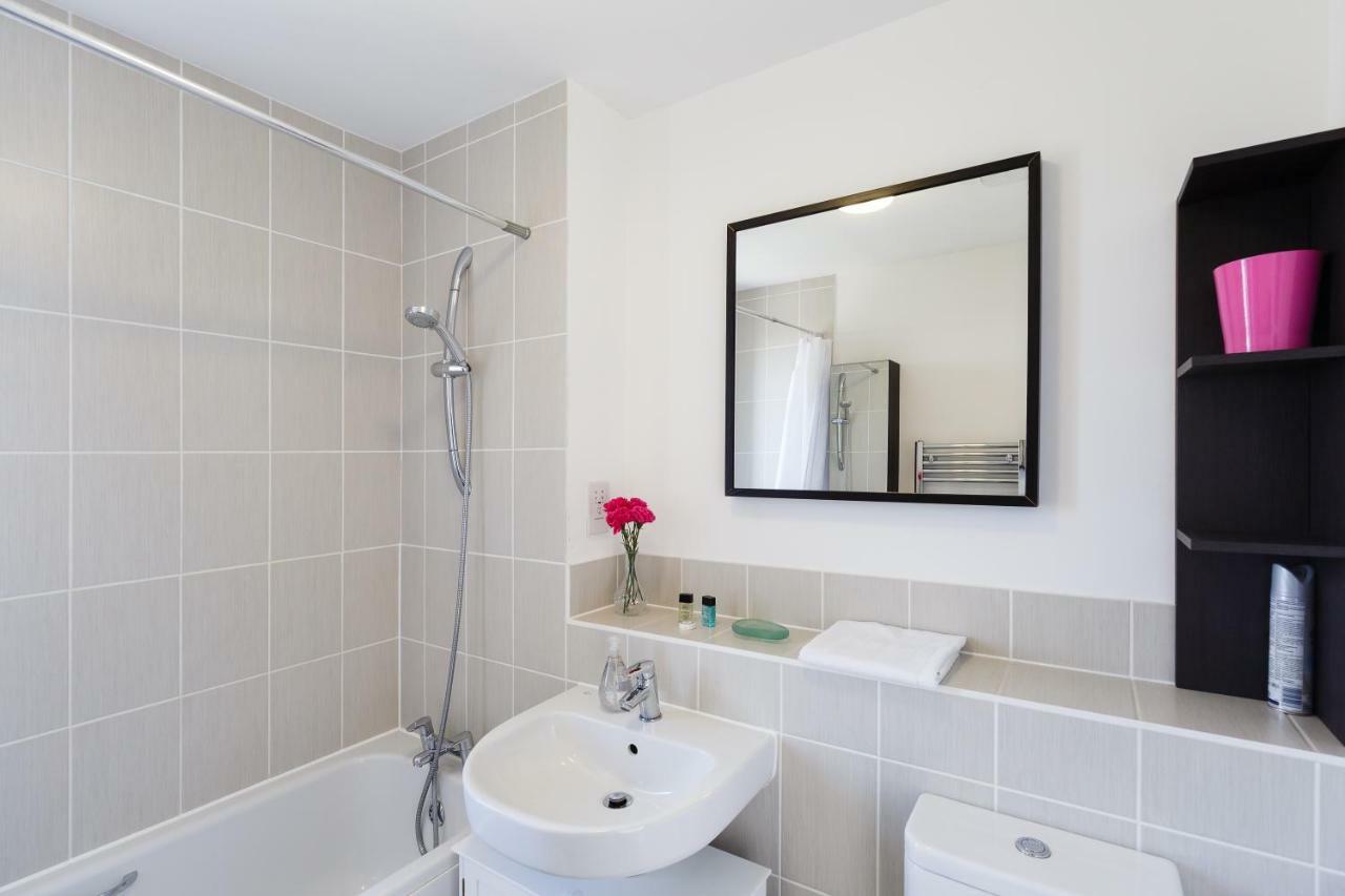 Contemporary Trumpington Apartment With Self Check-In ,Free On-Site Parking, Terrace, Super Fast Wifi & 5 Mins Drive To Papworth & Addenbrookes Hospitals Cambridge  Esterno foto