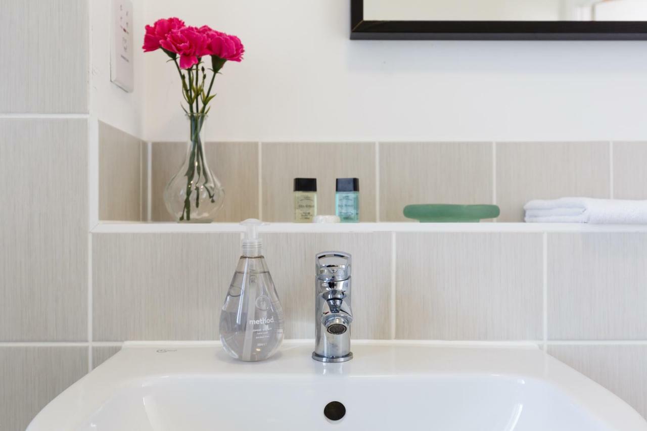 Contemporary Trumpington Apartment With Self Check-In ,Free On-Site Parking, Terrace, Super Fast Wifi & 5 Mins Drive To Papworth & Addenbrookes Hospitals Cambridge  Esterno foto