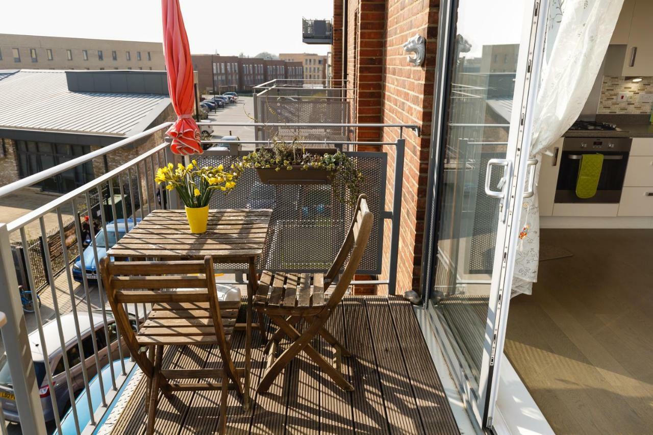 Contemporary Trumpington Apartment With Self Check-In ,Free On-Site Parking, Terrace, Super Fast Wifi & 5 Mins Drive To Papworth & Addenbrookes Hospitals Cambridge  Esterno foto